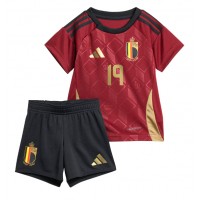 Camisa de Futebol Bélgica Johan Bakayoko #19 Equipamento Principal Infantil Europeu 2024 Manga Curta (+ Calças curtas)